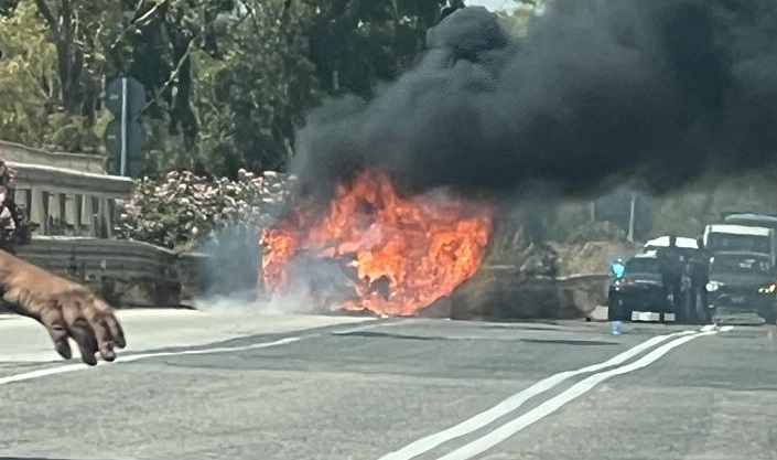 Va a fuoco un’auto sulla Pozzallo-Modica