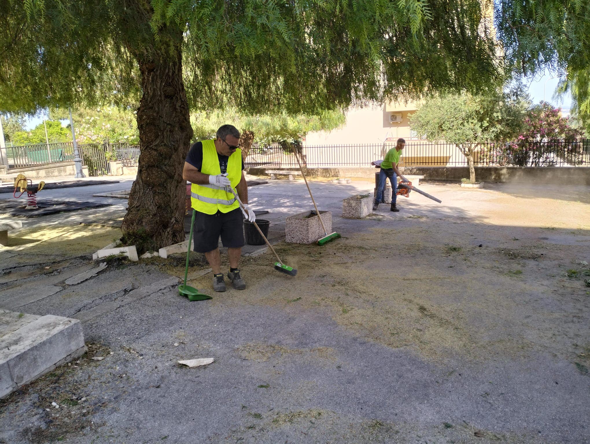 Chiaramonte, comune senza soldi: i cittadini puliscono le piazze e potano gli alberi