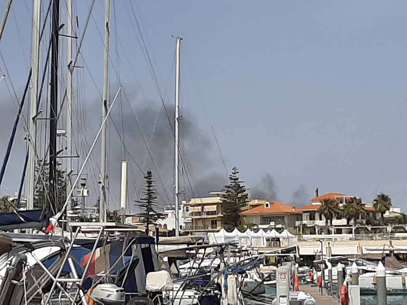 Fiamme all’ingresso di Marina di Ragusa. Preoccupazione tra i residenti
