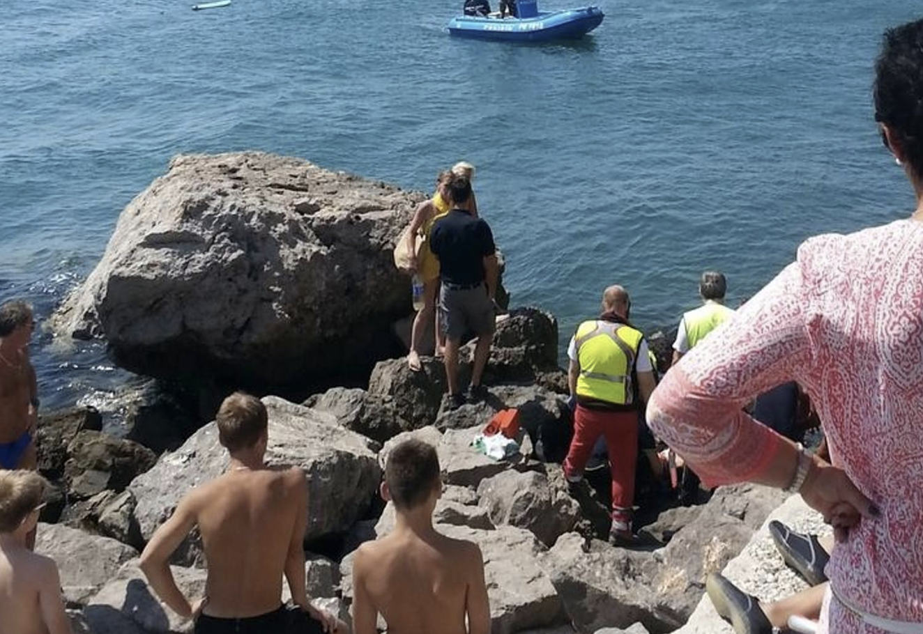 Scivola sugli scogli a Marina di Ragusa, giovane sbatte la testa e ...