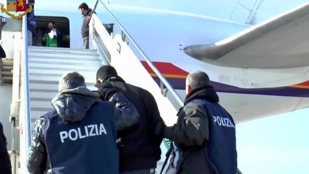 Gambiano colpisce i carabinieri con le pietre e danneggia 9 auto dell’ufficio postale di Vittoria. Espulso e riaccompagno nel suo Paese