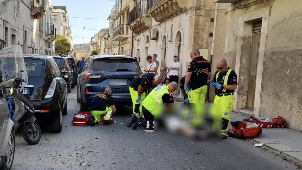 Cade dal motorino e muore. Un uomo di 74 anni perde così la vita. In centro storico a Scicli