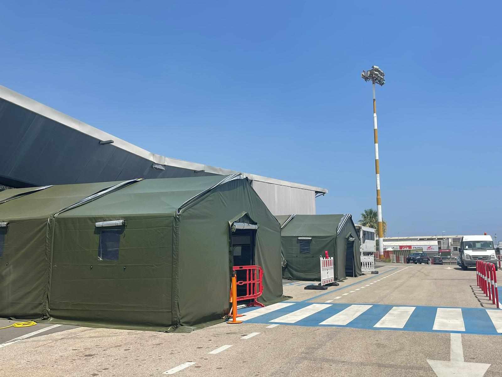Una tendopoli per terminal aeroportuale. A Catania si cercano soluzioni mentre i disagi continuano