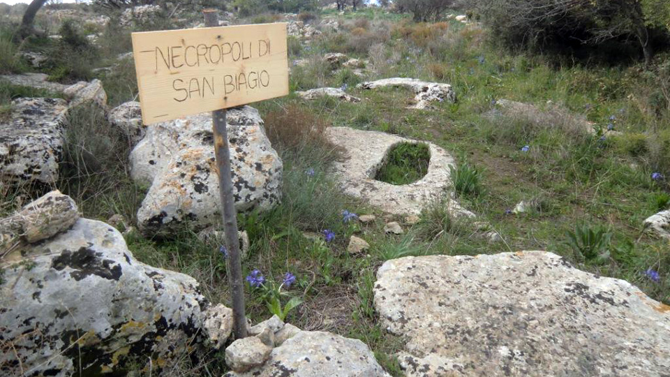 Non solo mare. Vacanze alternative nello Sciclitano. Visita alla necropoli con oltre 50 ipogei
