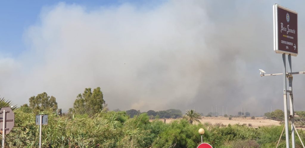 Incendio a Sampieri: giovane intossicato dal fumo, alcune case evacuate. Il bilancio di un pomeriggio di fuoco
