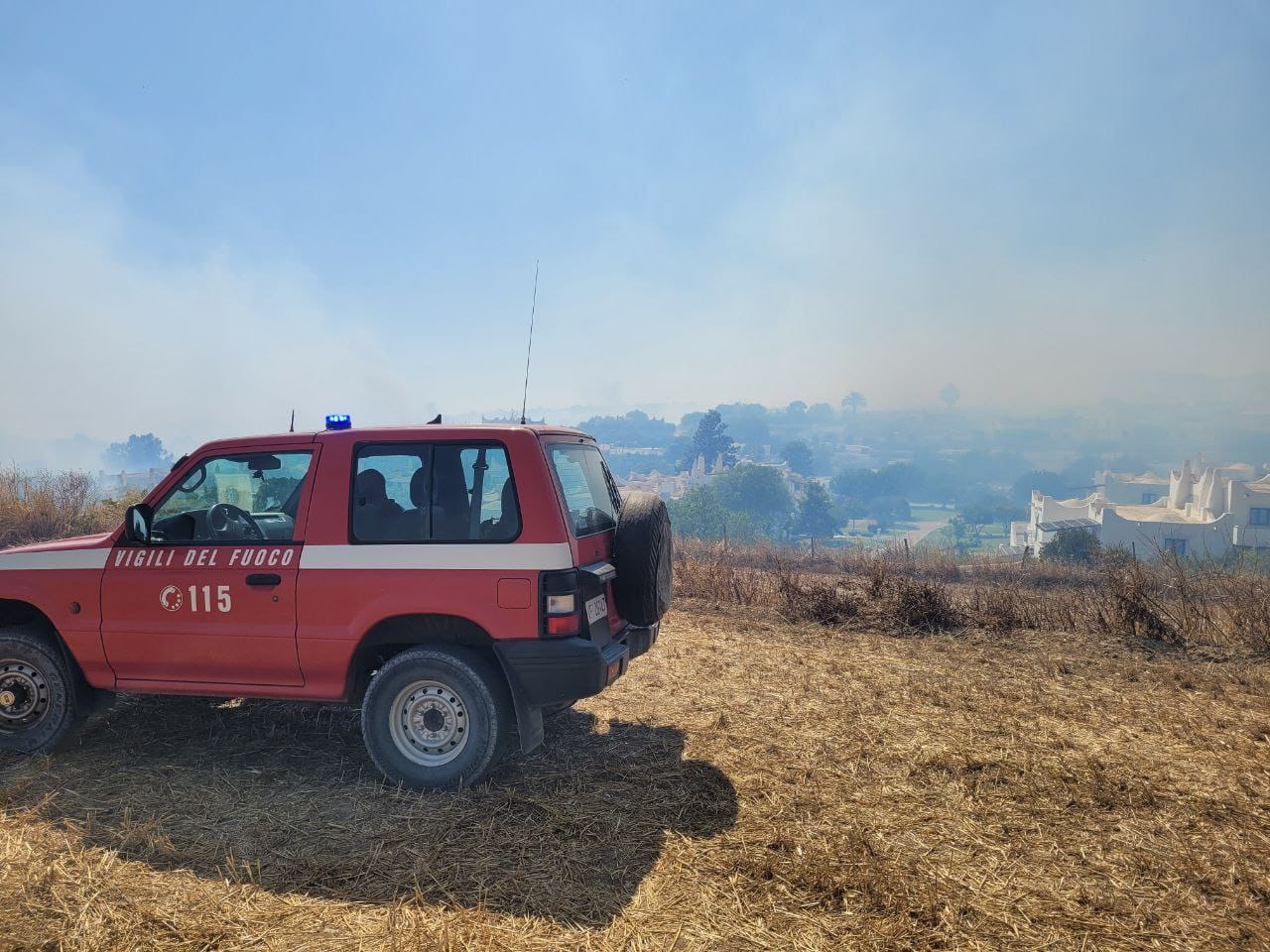 Vasto incendio lambisce Marsa Siclà: turisti preoccupati