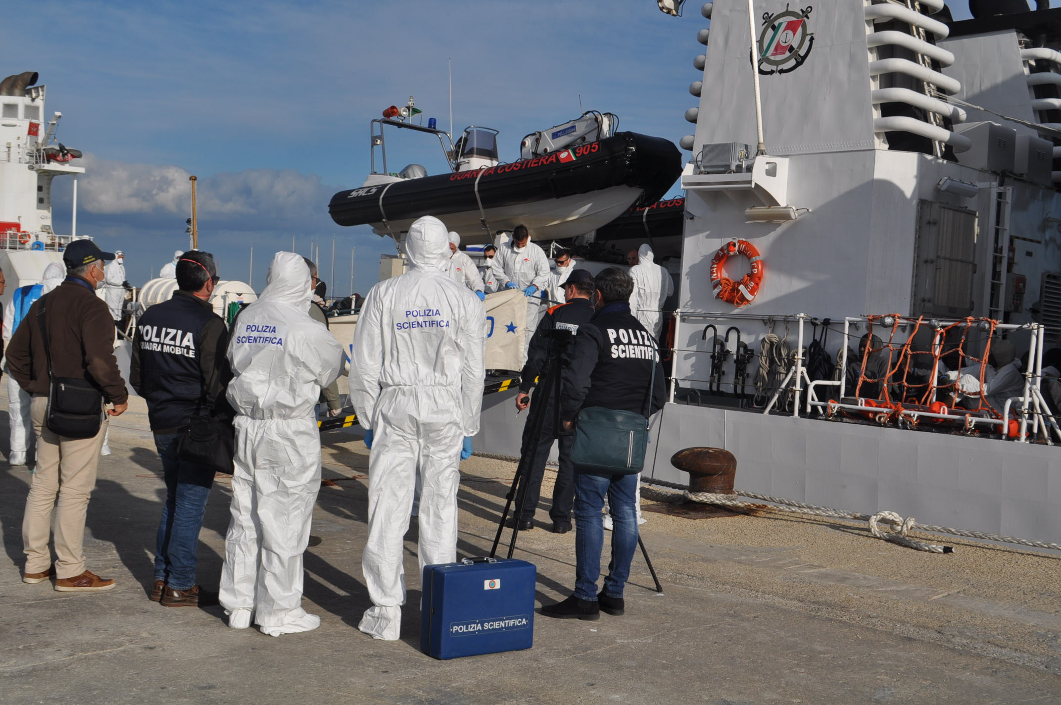 Migranti: sbarcarono in 37 a Pozzallo. Denunciati tre presunti scafisti