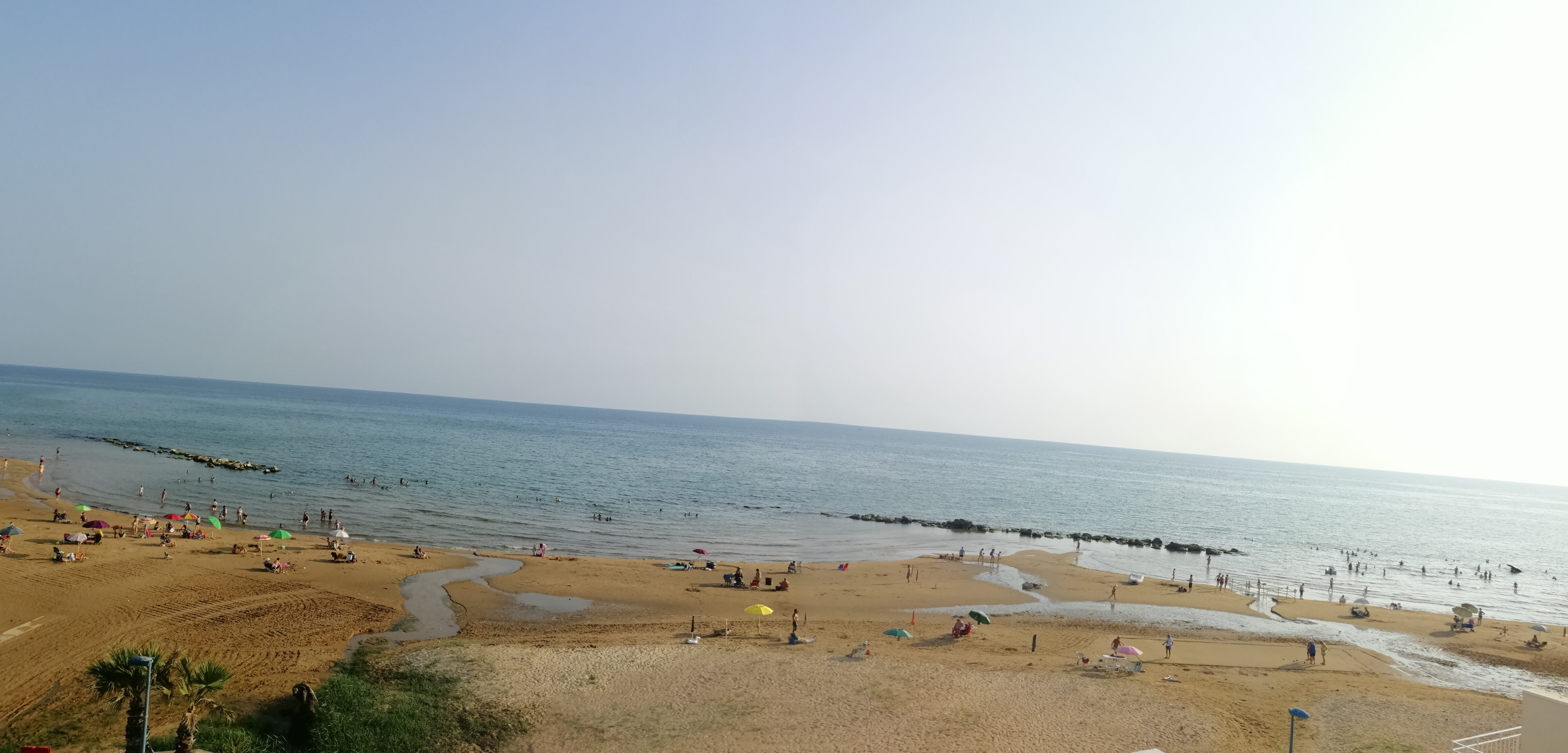 Melma, non sabbia, nella spiaggia di Micenci a Donnalucata. Protestano i bagnanti per il danno ambientale