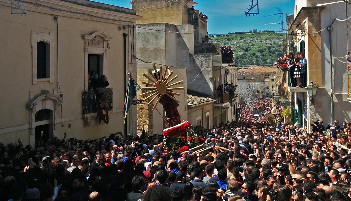 Battesimo per il trailer “Sul dorso della Folla” questa sera al Donnafugata Film Festival. E’ un “total made” in Scicli