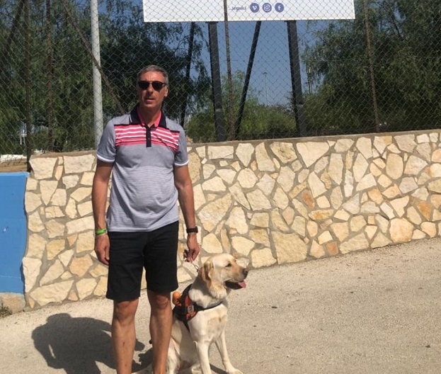 “Qui i cani non possono entrare”: negato l’ingresso in un parco acquatico a un cieco con cane guida