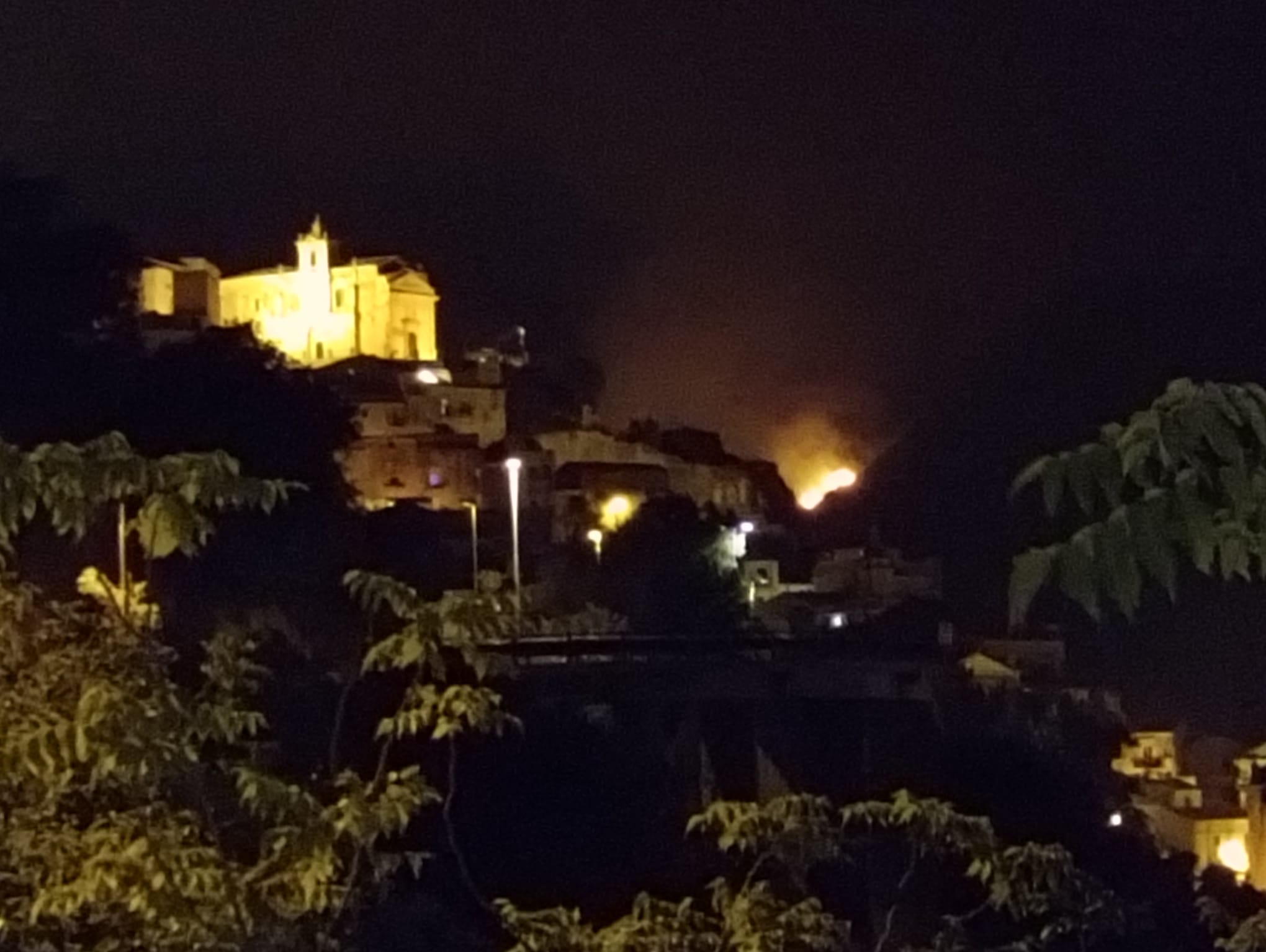 Incendio: notte di fuoco e fuliggine a Ibla. Le fiamme sarebbero partite da un casolare a seguito dello scoppio di una bombola. Ripresi i lanci aerei. VIDEO