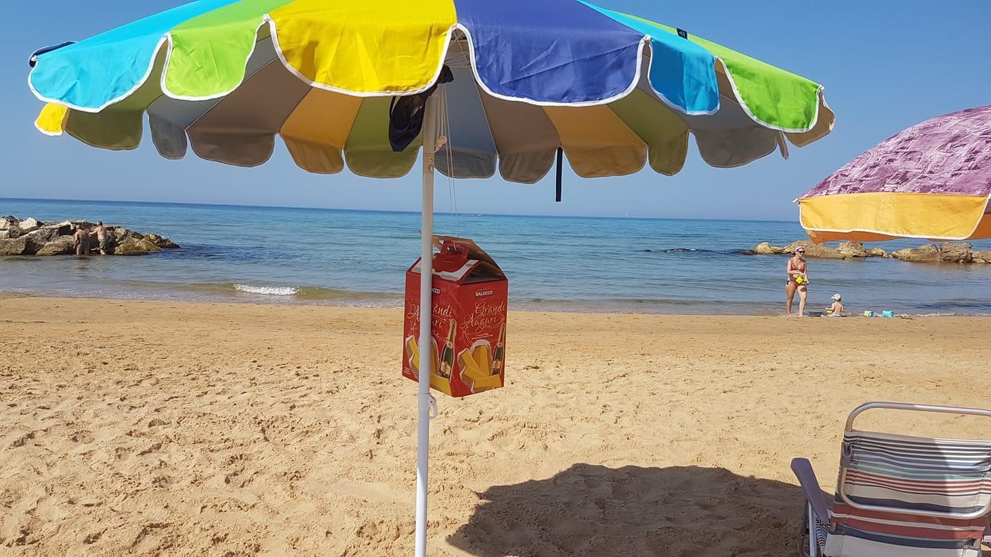 Il panettone sotto l’ombrellone. A Donnalucata, nella spiaggia del Palo Rosso, da vent’anni si ripete il rito. FOTO