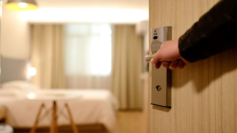 In vacanza a Ibla, scappano senza pagare il B&B e danneggiano anche la struttura: denunciata coppia