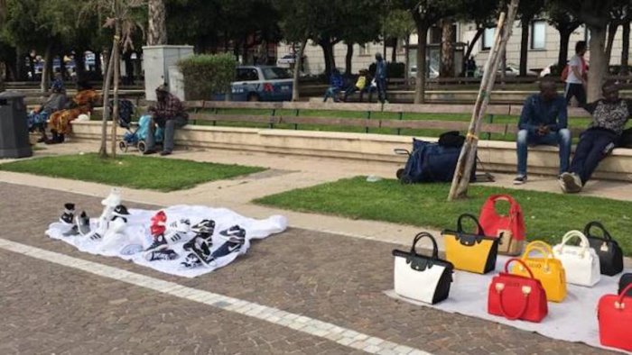 Ambulanti abusivi sul lungomare di Pozzallo. Il sindaco Ammatuna assicura Confcommercio su un giro di vite