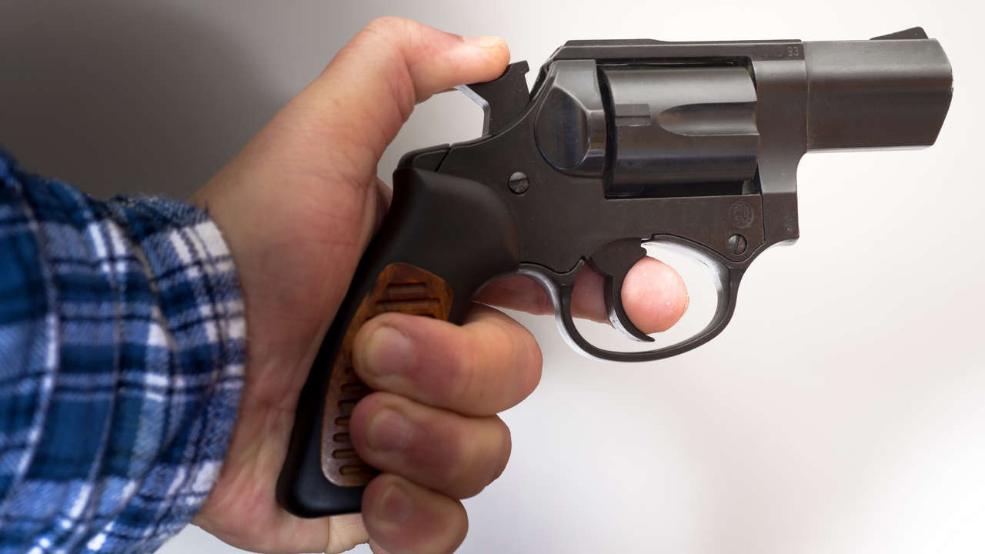 Scoglitti: nascondeva nella trousse del bagno un’arma modificata. Arrestato