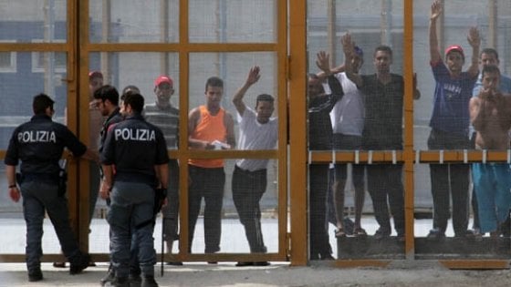A Modica il primo ‘centro di trattenimento” d’Italia per migranti