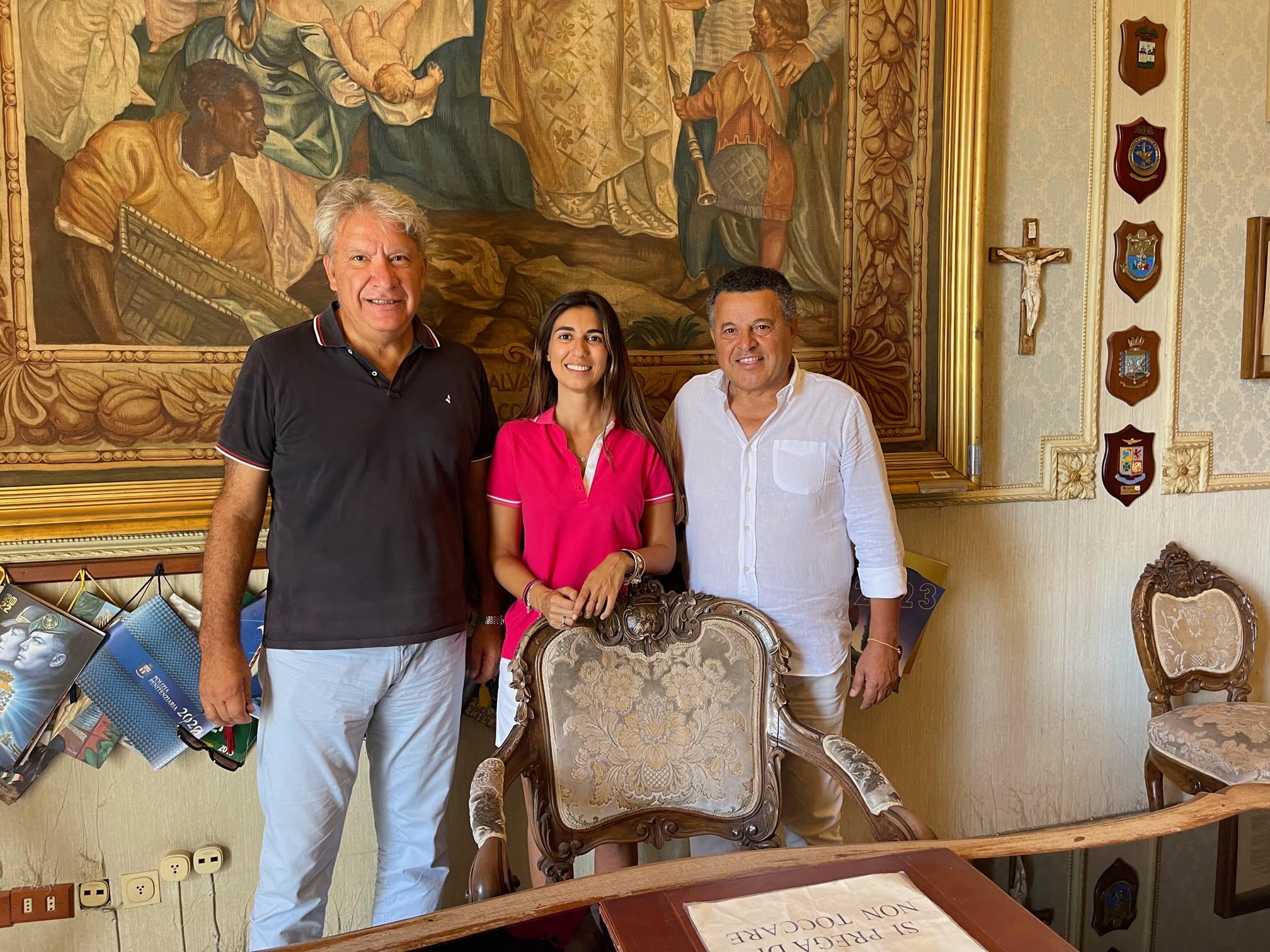 La scrittrice Arianna Mortelliti a Scicli. Sul set del commissario Montalbano, il personaggio ideato dal nonno Andrea