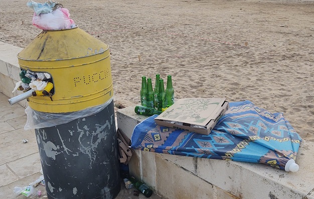 Vacanze finite. I rifiuti finiscono, indifferenziati, in strada. Succede a Sampieri, sul lungomare, per mano di “lordisti” senza scrupoli