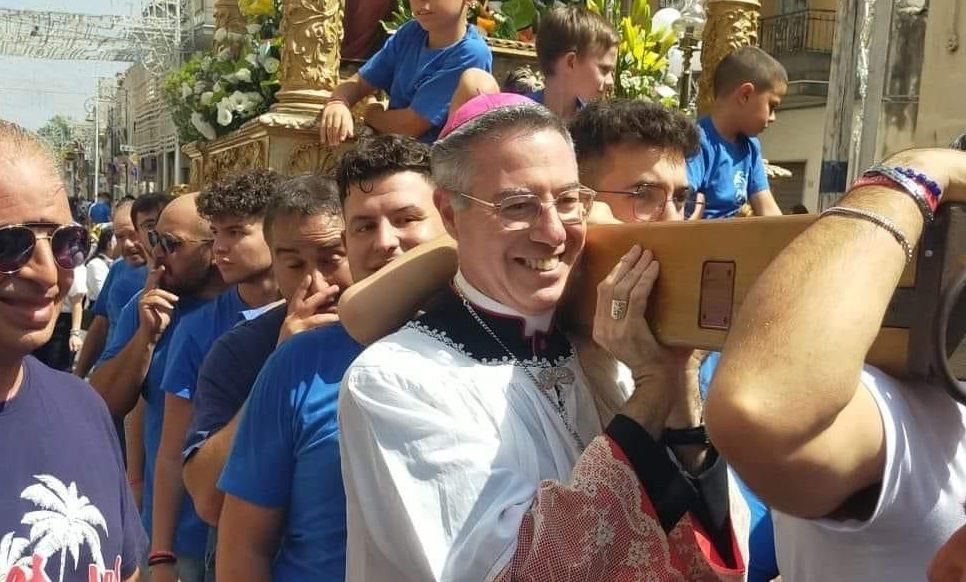 Anche un vescovo fra i portatori di San Giuseppe a Giarratana