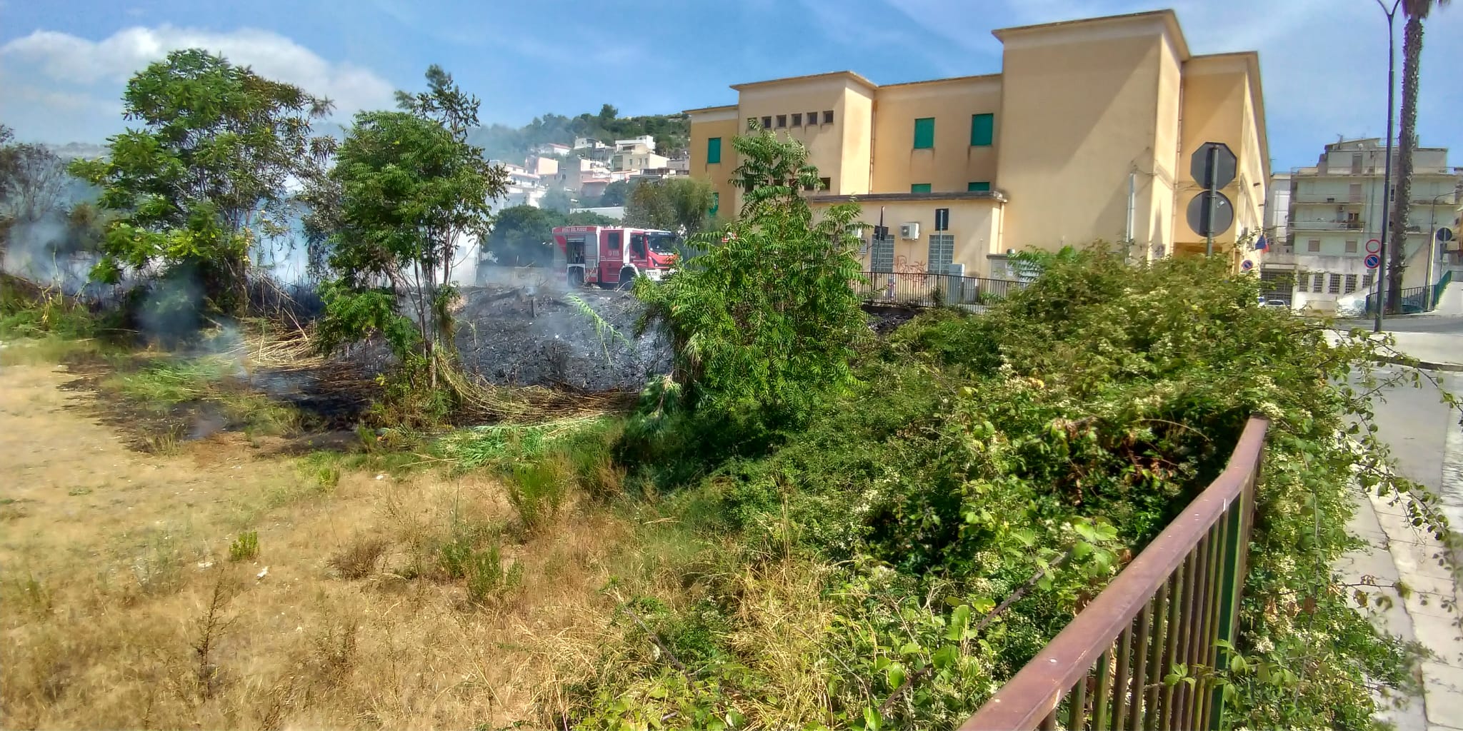 Incendio minaccia scuola. Immediato intervento dei vigili del fuoco per evitare danni