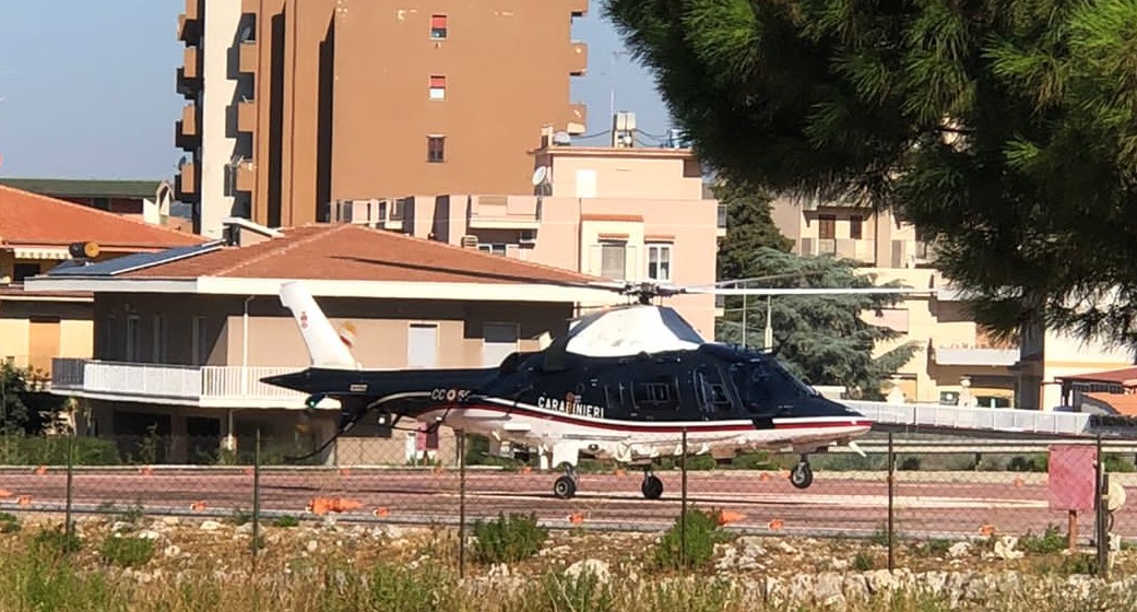 Sorvolo dei carabinieri sul territorio ibleo. Monitoraggio dall’alto del nucleo elicotteristi dei carabinieri di stanza a Catania