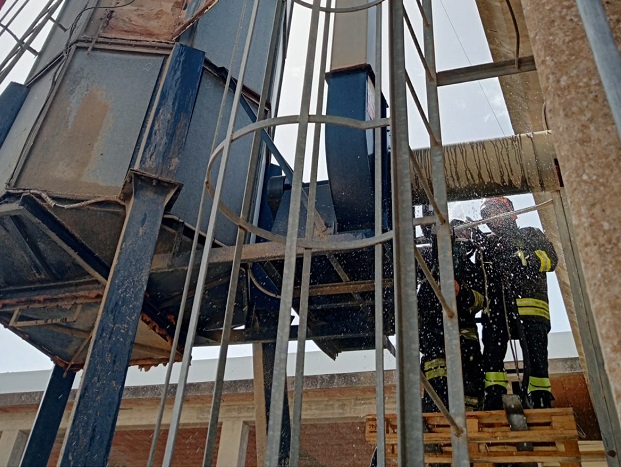 Ragusa: a fuoco la segatura di un silos in un’azienda d’arredamento. Incendio anche a Modica vicino all’istituto Archimede