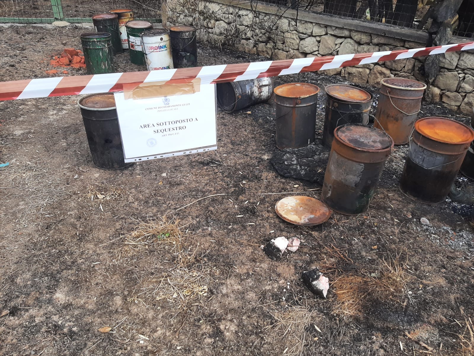 Decine di bidoni con vernice industriale abbandonati in area a verde. Sequestrata discarica abusiva