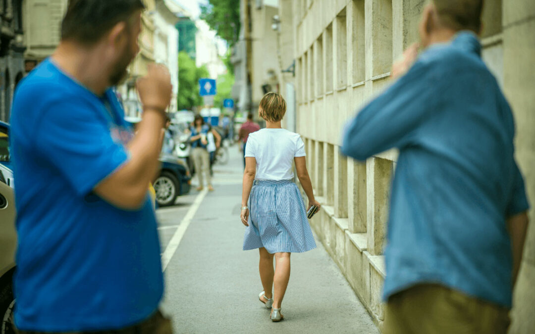 Inquietanti episodi a Pozzallo: commerciante molestata verbalmente da tre stranieri. Ma il suo appello è caduto nel vuoto