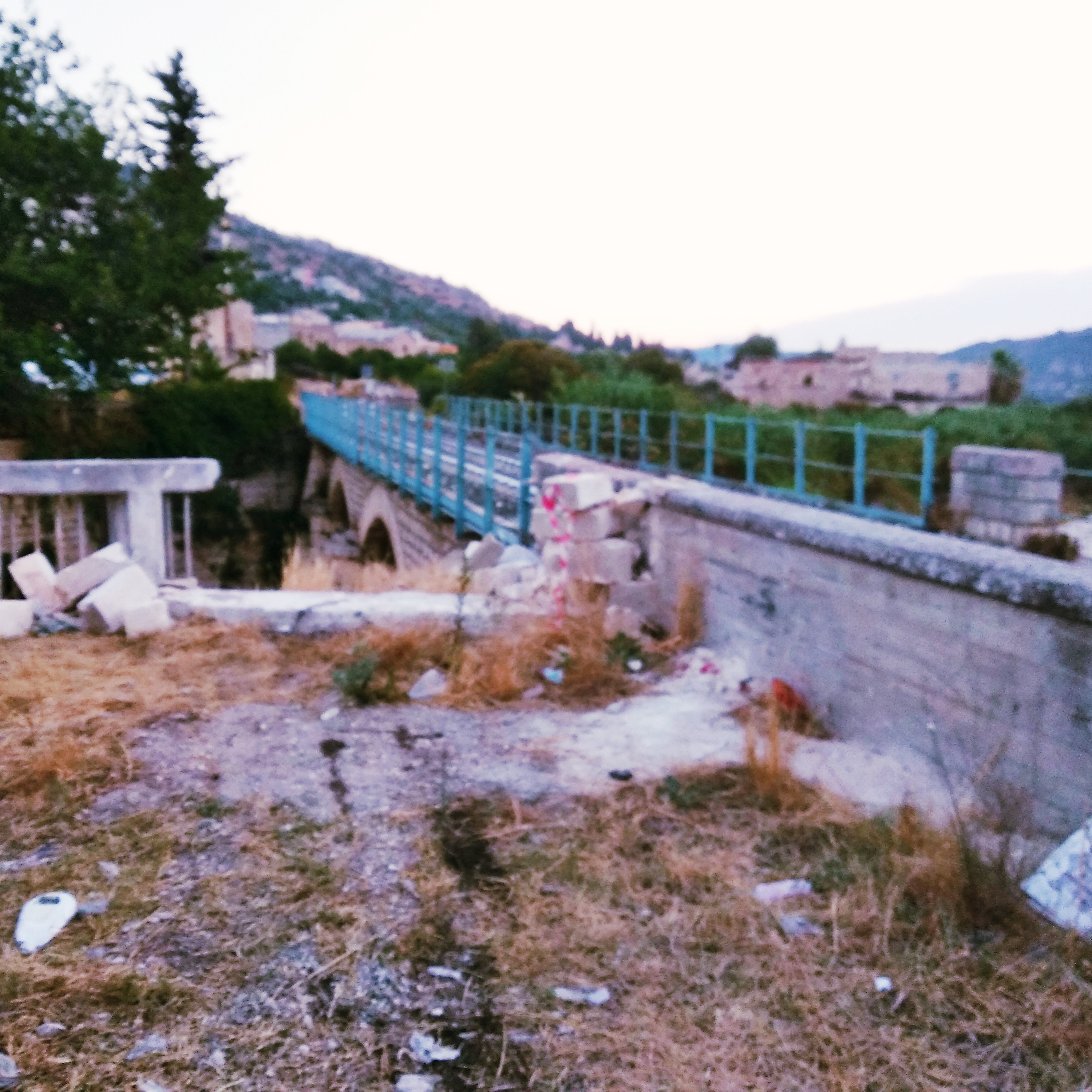 Muro trappola in via Ospedale a Scicli. Rischi per pedoni ed automobilisti