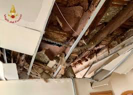 Crolla soffitto casa in vendita mentre venditore e acquirente sono dentro. Feriti