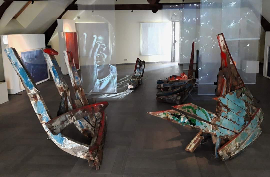 Una Croce realizzata con i legni dei barconi dei migranti. Opera dell’artista Elia Li Gioi sarà installata al porto di Pozzallo