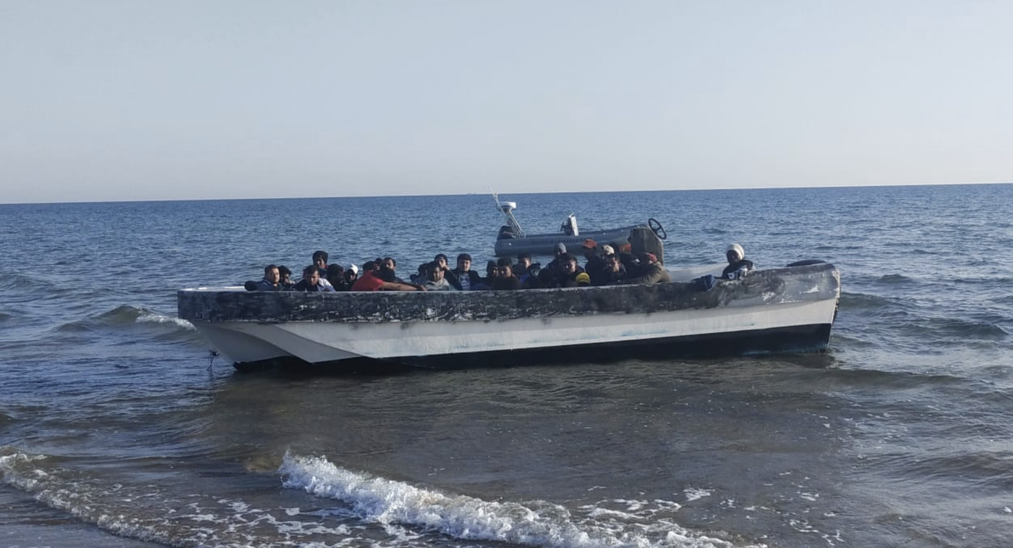 Migranti: in 32 arrivano su barca di resina fino alla spiaggia di Punta Ciriga
