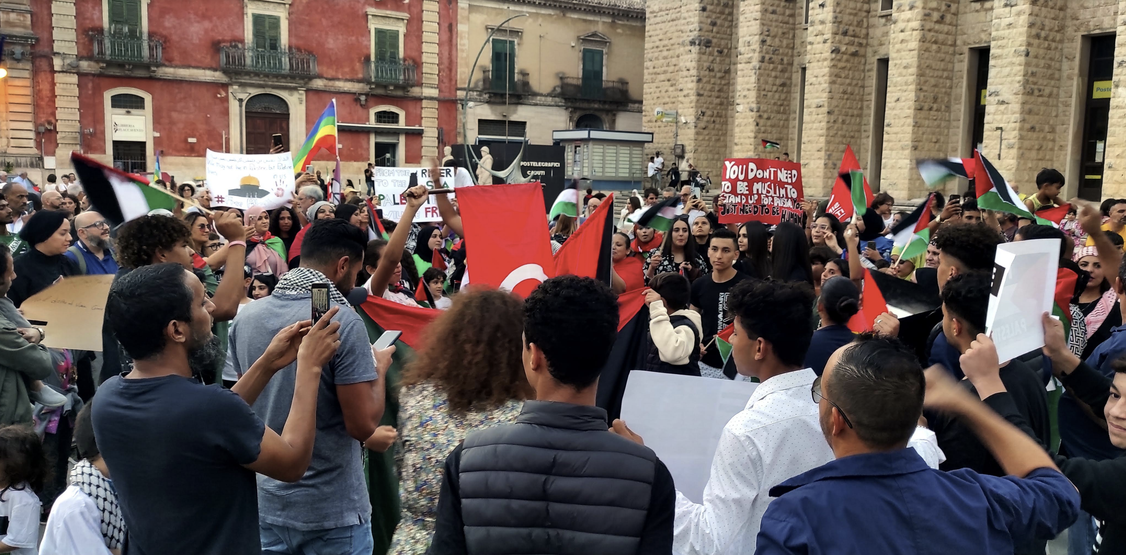 Conflitto Palestino – Israeliano: stop alla guerra. Una mattanza, sinora cinquemila morti. Partecipata manifestazione a Ragusa. Altre iniziative