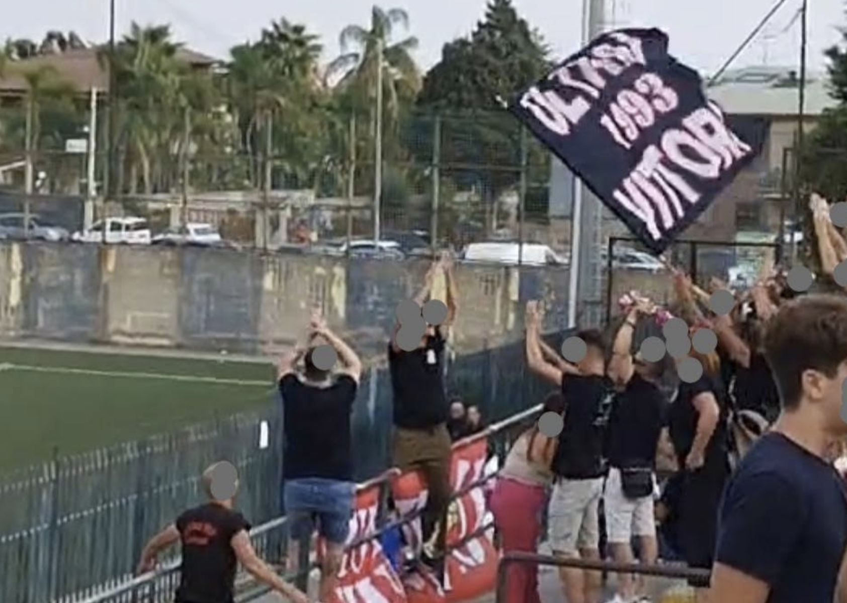 Incappucciati prendono a botte tifoso del Vittoria. Brutto finale nella partita col Mascalucia