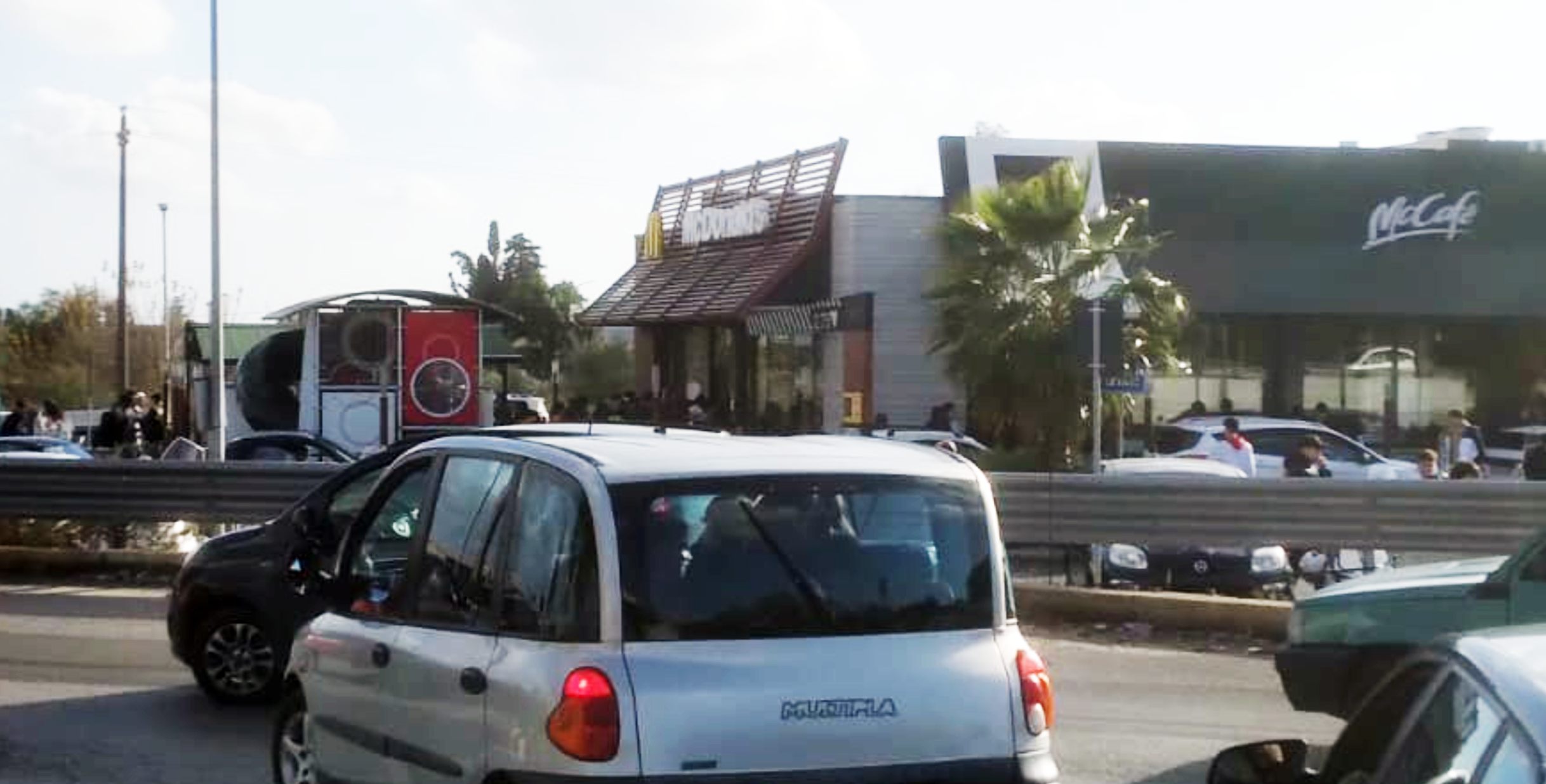 Tutti pazzi per l’offerta del panino Mc Donald’s. A Ragusa e Vittoria “assalto” ai banconi e traffico in tilt