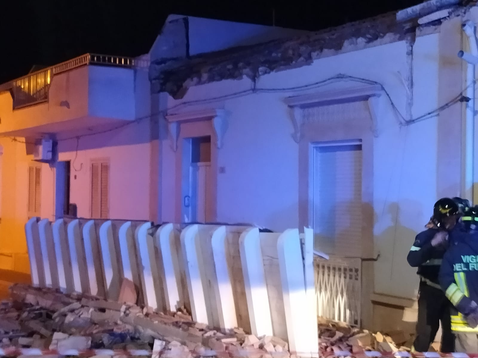Crolla una pensilina in legno vicino a una scuola. Tragedia sfiorata a Scoglitti