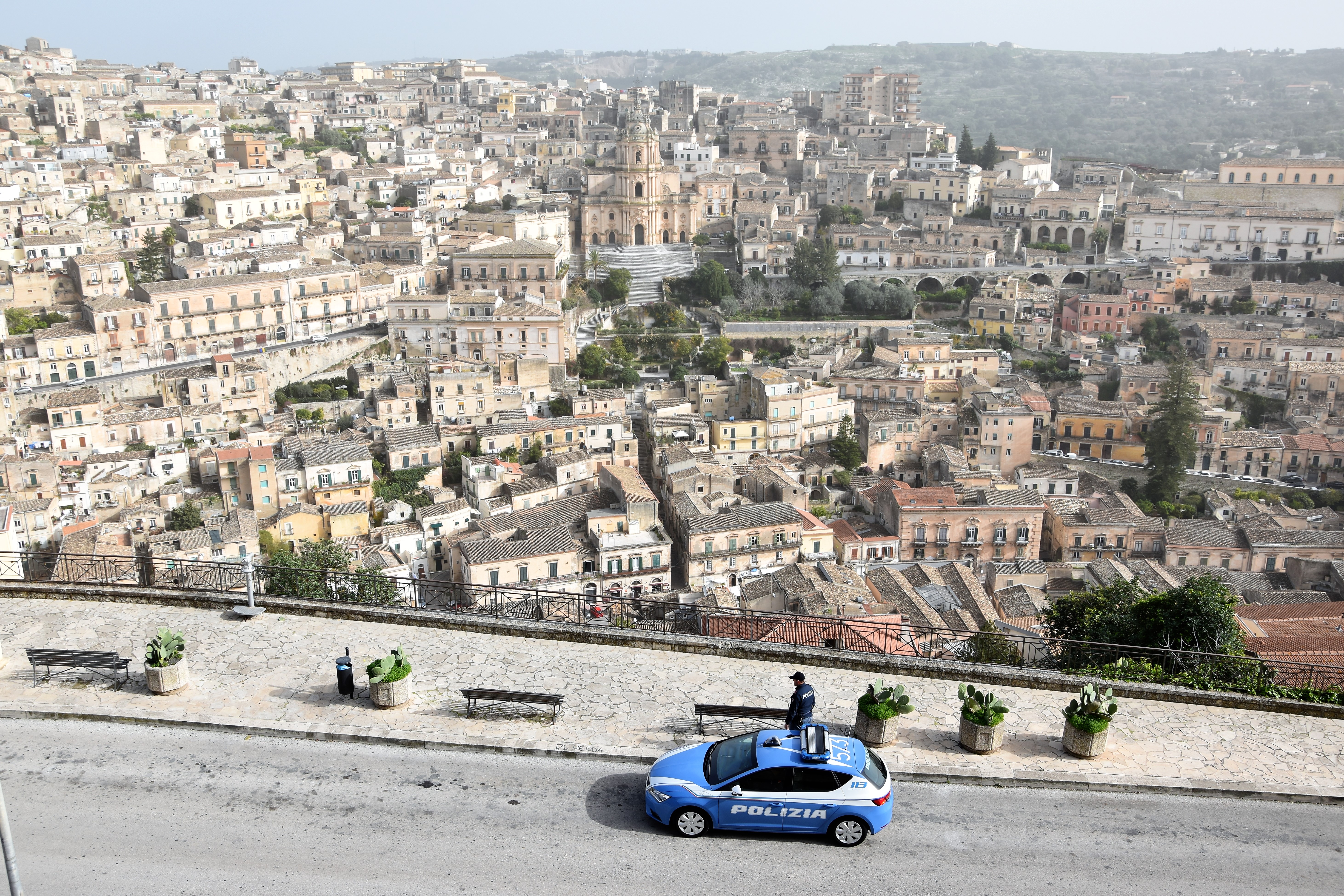Modica: brandisce un pezzo di legno seminando il panico fra i turisti. Straniero denunciato