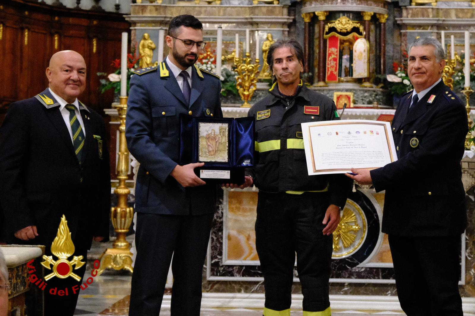 Premiato Alessandro Genovese, il vigile del fuoco “angelo” che salvò un ragazzo in estate svenuto tra gli scogli di Marina di Ragusa