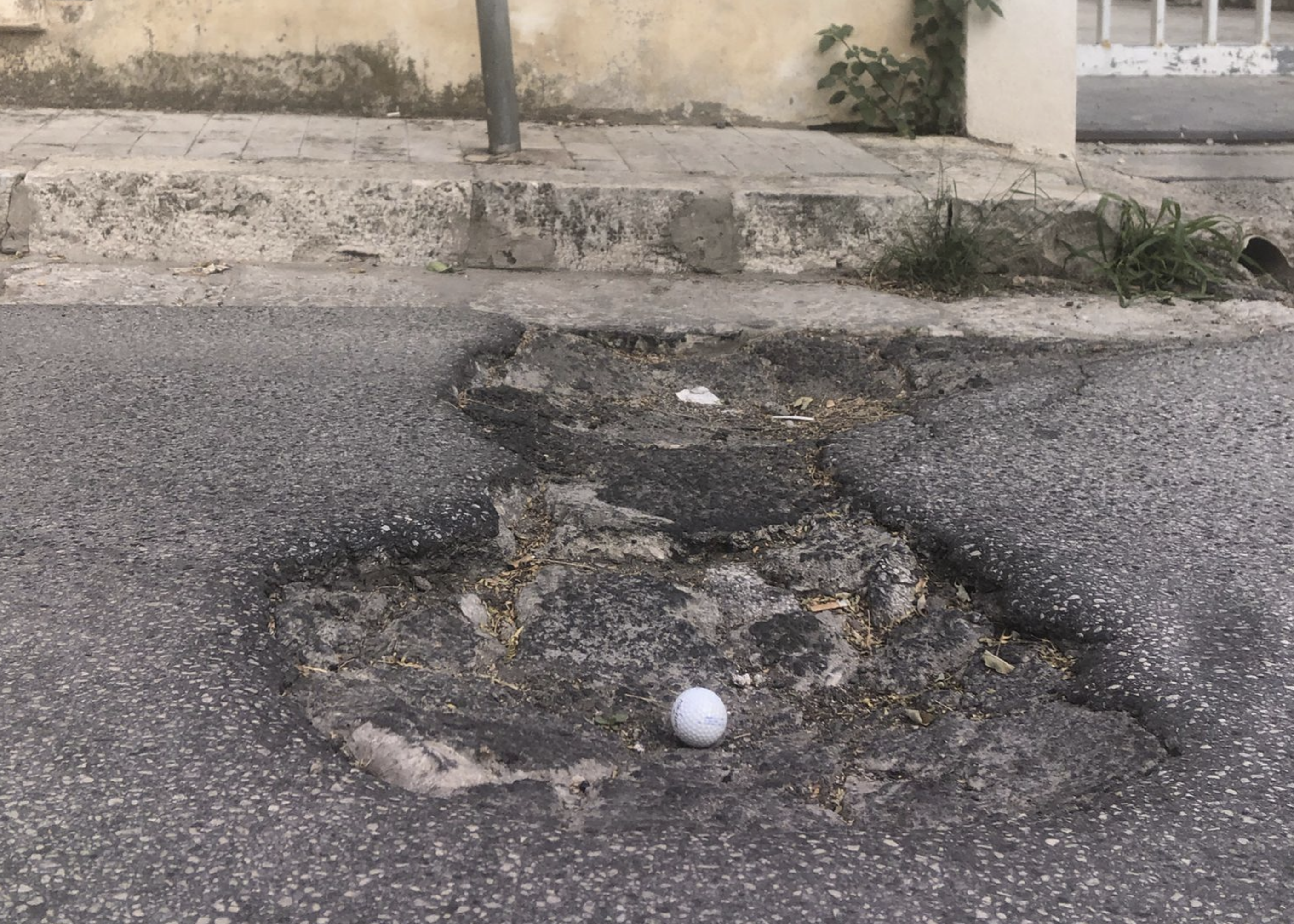 La pallina va in…..buca. La singolare segnalazione per far riparare la strada a Ragusa