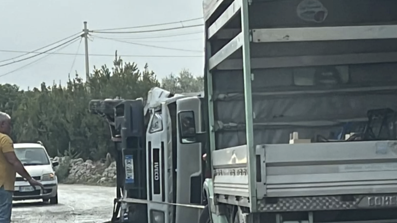 Incidente a Modica, camion si ribalta su una fiancata