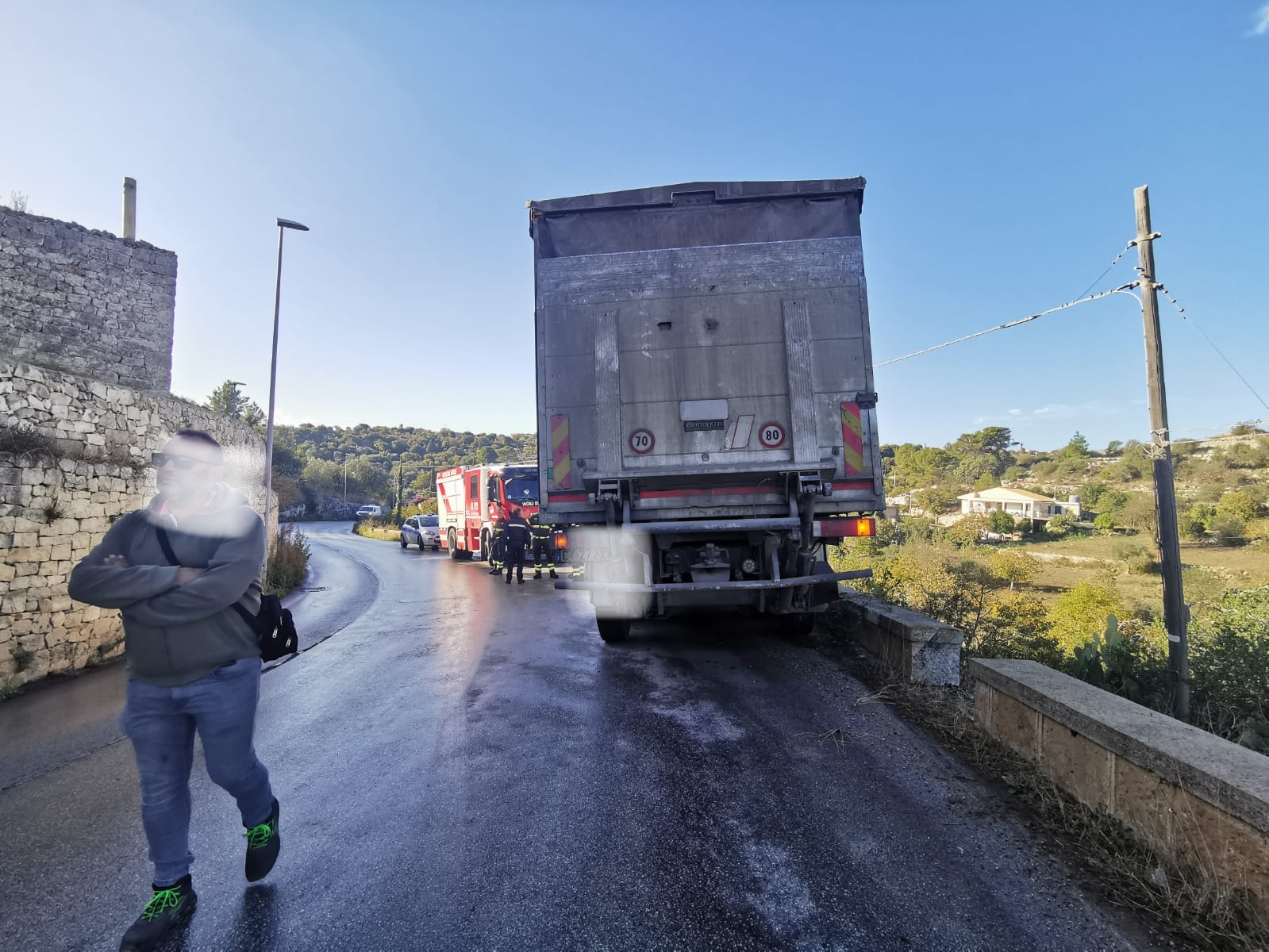 Rimasto in bilico fra la strada ed il burrone. Illeso il camionista alla guida del mezzo. Incidente a Cava d’Ispica.