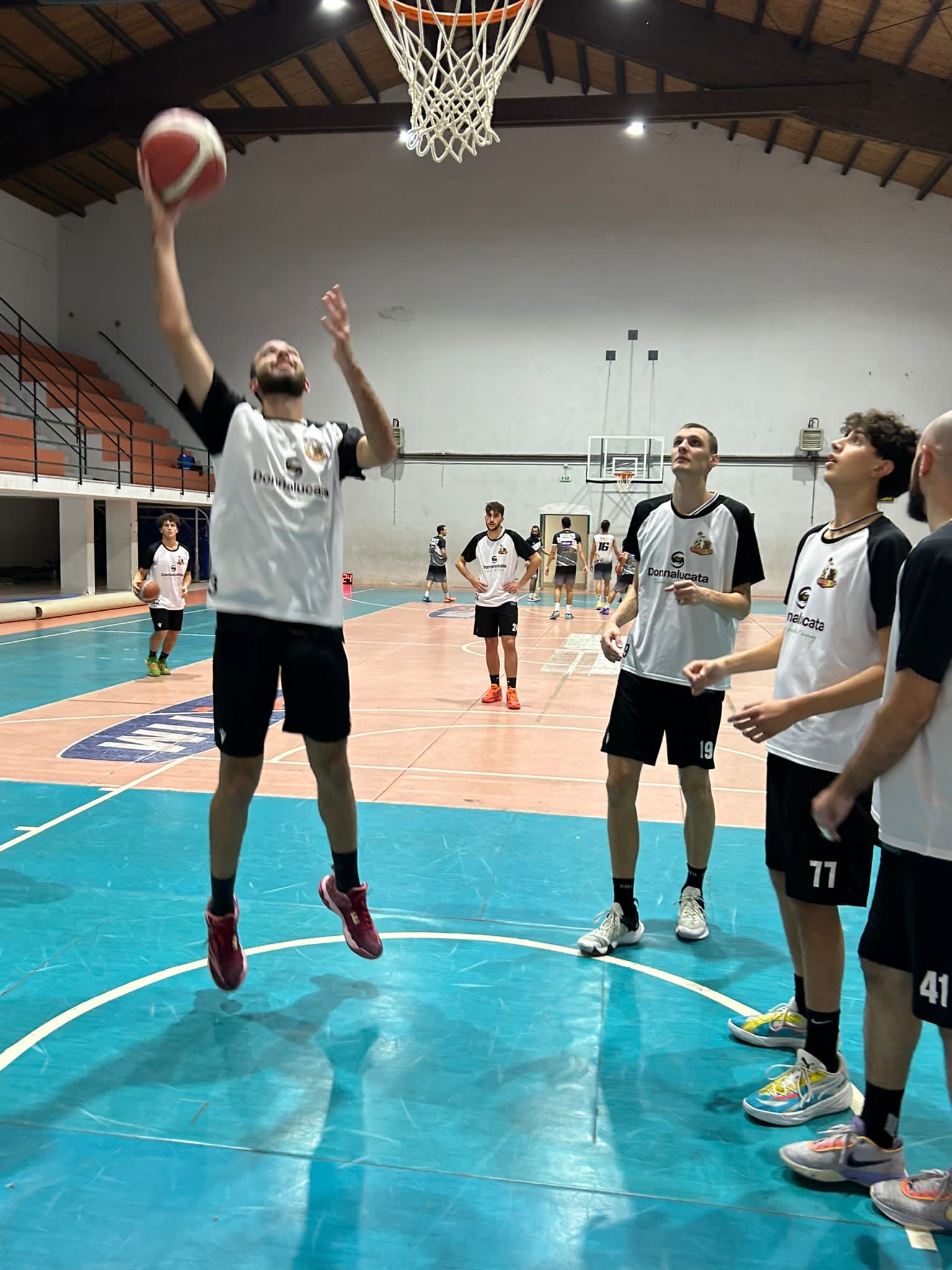 Vittoria del Meerkat Basket Scicli corsaro ad Adrano. Quattro vittorie consecutive.