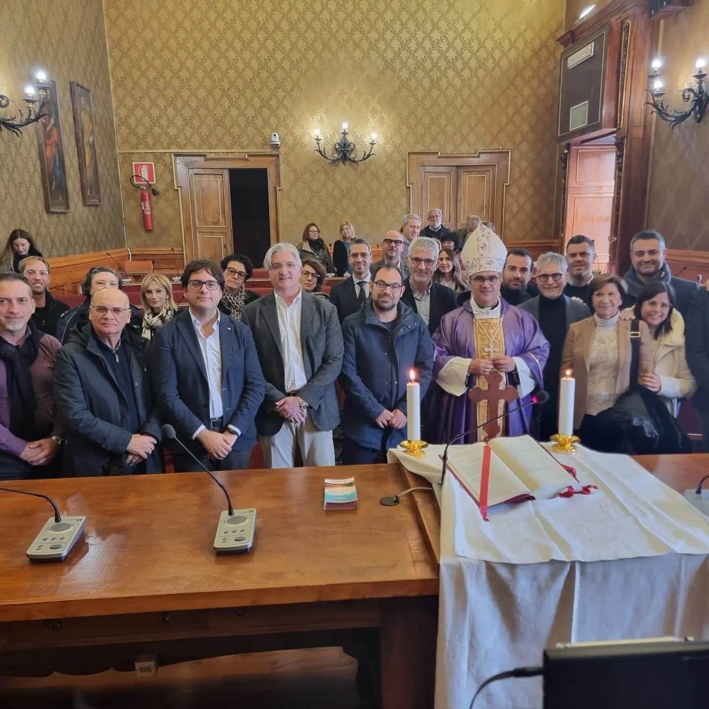 Il vescovo ai politici comunali: “State buoni se potete”. La richiesta di superamento delle contrapposizioni