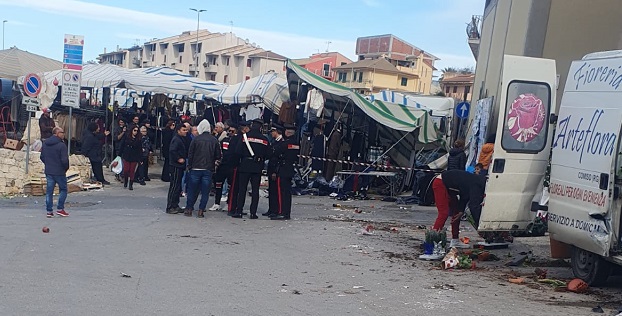Tragedia sfiorata a Santa Croce: con l’auto, entra nel mercato. Ci sono feriti