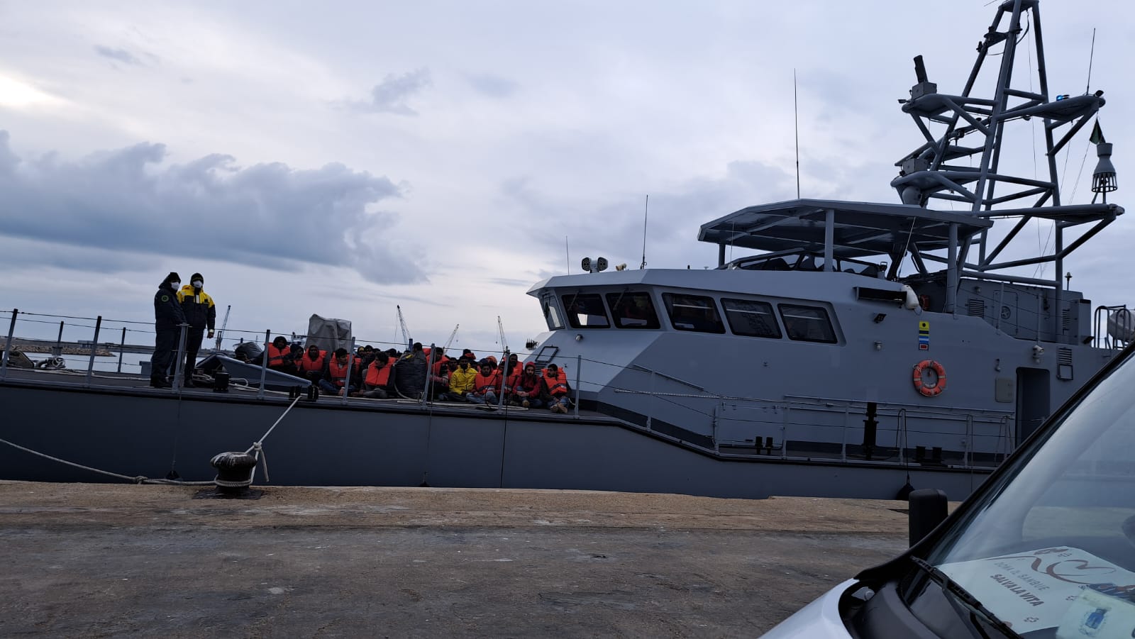 Salvati a 56 miglia dalla Sicilia, 109 migranti sbarcati a Pozzallo