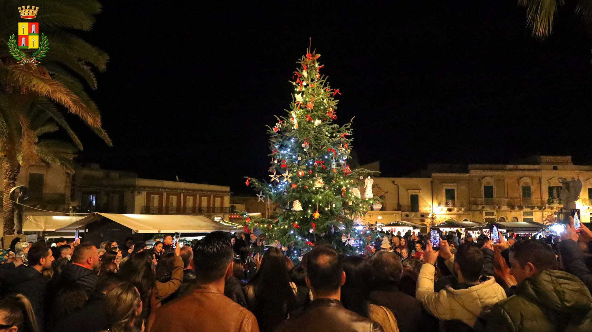 Ispica si prepara al Natale. Acceso il grande albero in piazza ed aperti i mercatini