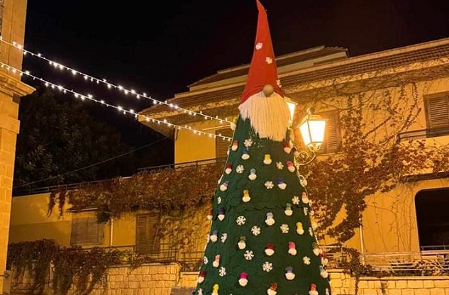 Donnalucata attenta e laboriosa. A Natale un albero originale con il classico fai da te
