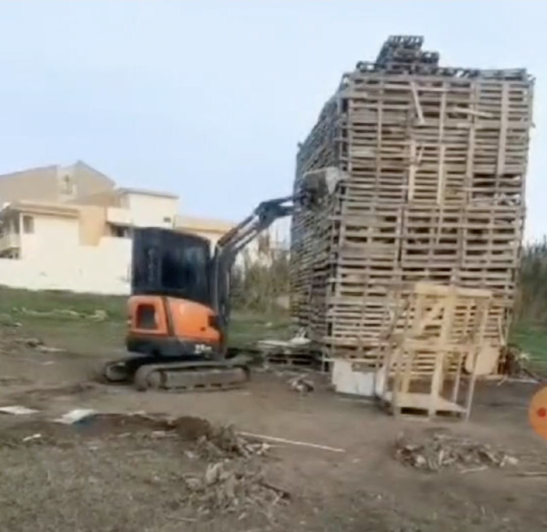 Vampanigghia gigante di Santa Lucia a Scoglitti. Troppo alta, ruspa l’abbatte. La delusione dei ragazzi