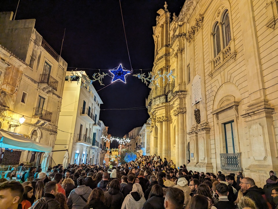 Un fiume di gente alle Canzoncine di Santa Maria La Nova in onore della Vergine Immacolata