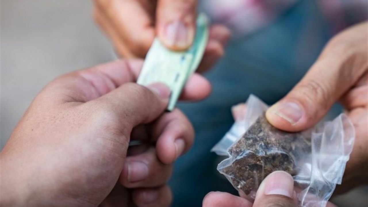 Cocaina nascosta negli slip e nella cappa della cucina: arrestato 24enne a Vittoria